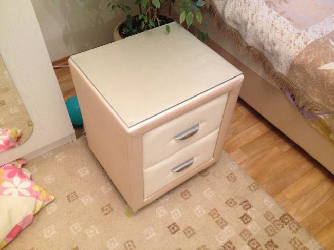 Тумба Orma Soft 2 со стеклом живое фото в интерьере Тумба Orma Soft 2 со стеклом живое фото в интерьере