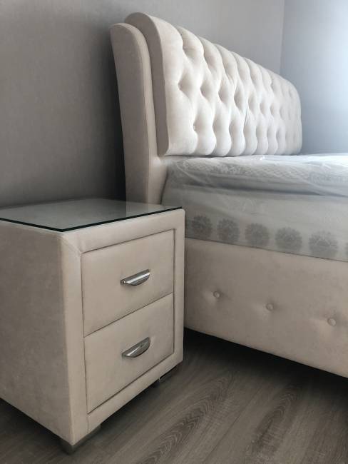 Тумба Orma Soft 2 со стеклом в интерьере в цвете светлый велюре Тумба Orma Soft 2 со стеклом в интерьере в цвете светлый велюре